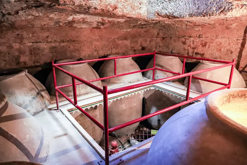 Las antiguas bodegas subterráneas de Tomelloso, un refugio fresco y silencioso que guarda la historia de una tierra de vinos.