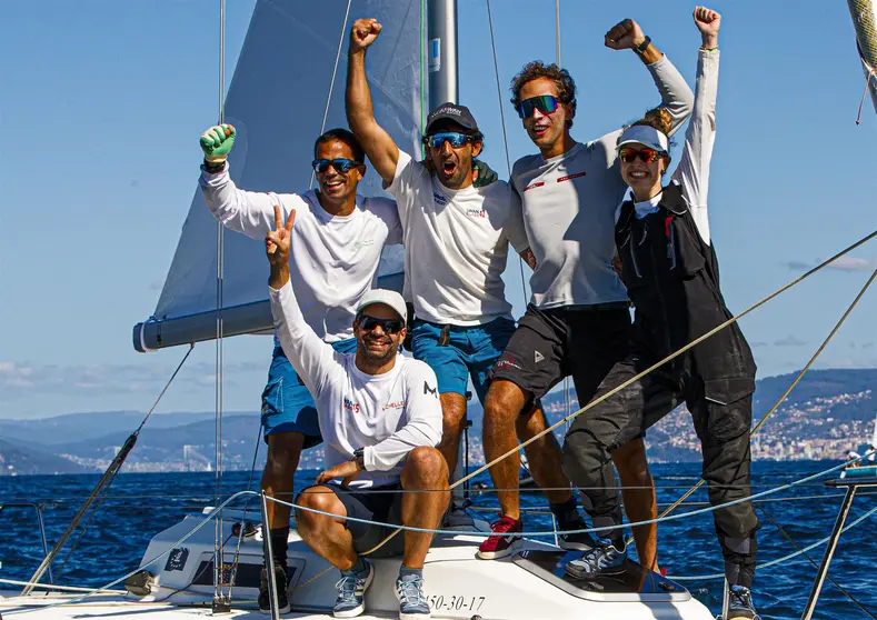 Javier Padron tras ganar el mundial de J80 de 2023 en Baiona. LALO R VILLAR.