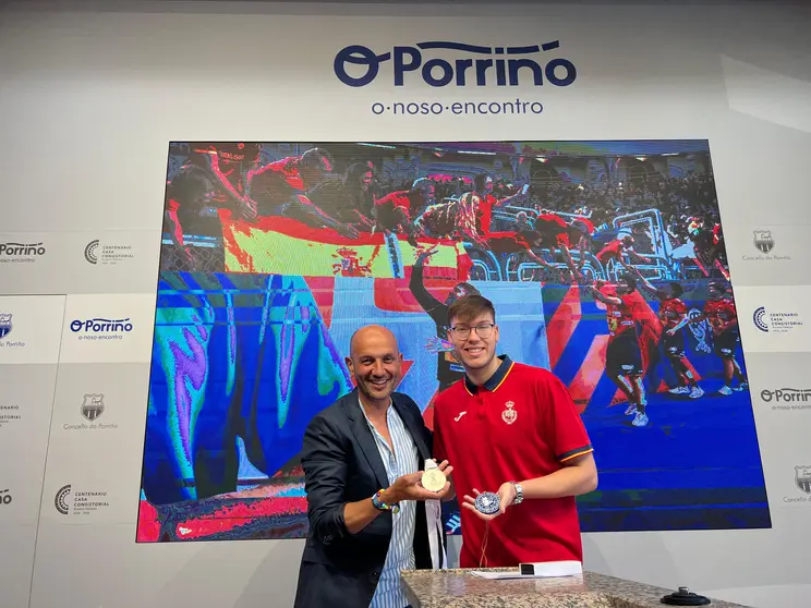 "Un orgullo para todo O Porriño". El alcalde, Alejandro Lorenzo, recibe a Nico Giráldez, medallista de plata en el Mundial Juvenil de Balonmano.