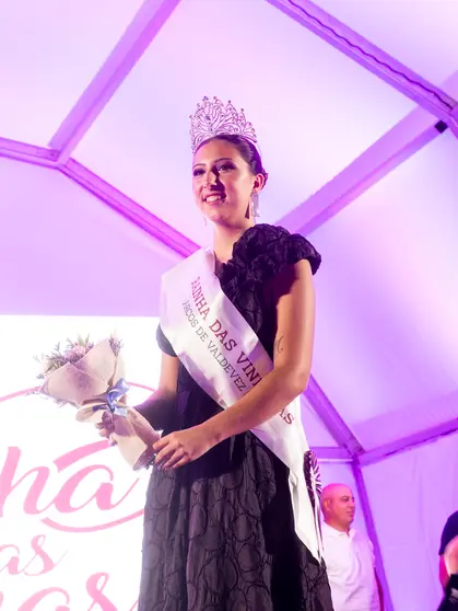 Coroada com mérito e elegância! Matilde Ribeiro, a  nova Rainha das Vindimas, brilha em Arcos de Valdevez.