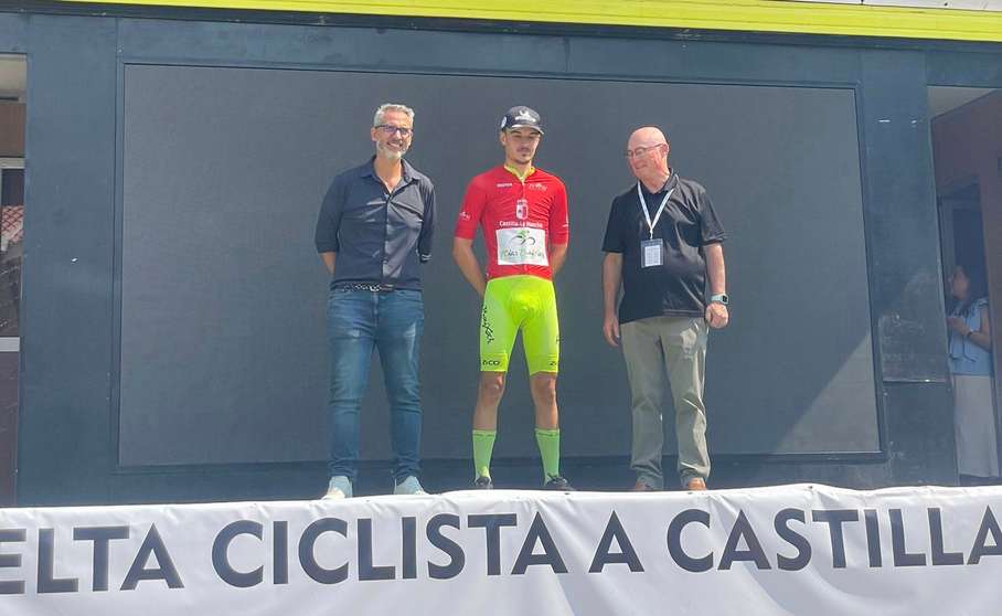Adrián Fajardo, del Vigo-Rías Baixas, en el podio de la Vuelta a Castilla-La Mancha Leader, celebrando sus maillots de líder de la Montaña, de los Puntos y de mejor Sub-23.