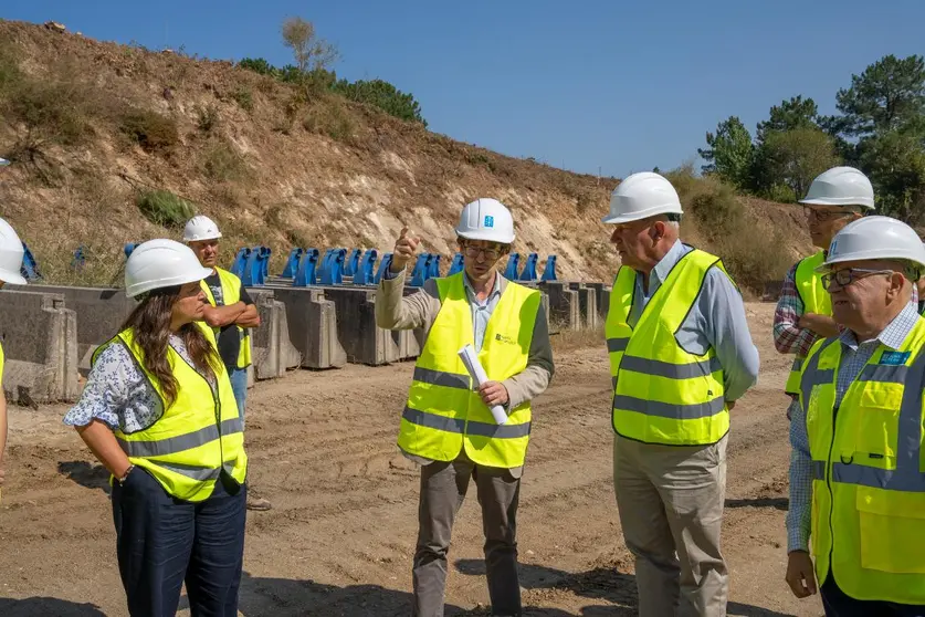 El director de la Axencia Galega de Infraestruturas, Francisco Menéndez, supervisó esta mañana las obras de este tramo al paso por los ayuntamientos de Tui y Tomiño