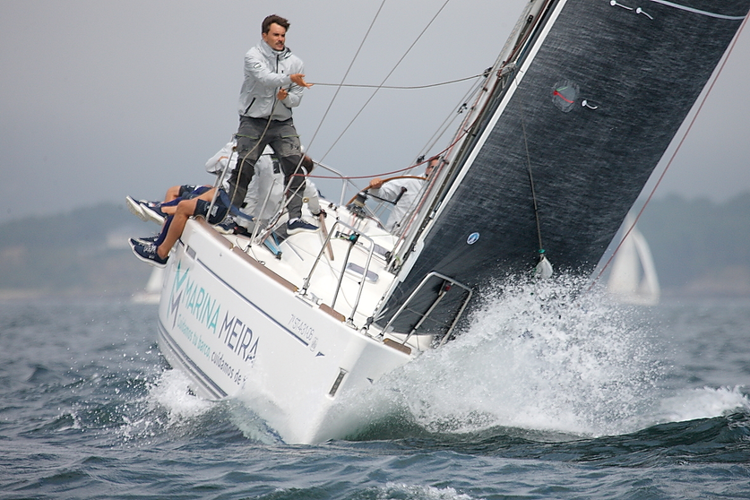 El Deep Blue, de Vicente Cid, uno de los veleros favoritos, en plena competición durante una regata. ARCHIVO.