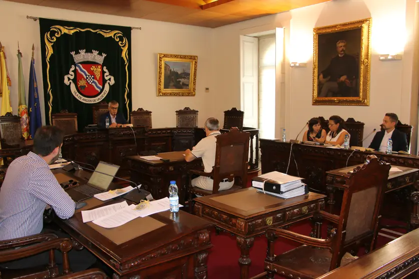 reunião_14_08 (1)Vista parcial do salão de plenos da Câmara de Arcos de Valdevez, durante a Reunião Ordinária de 14 de agosto de 2025, onde foram debatidos temas como o acidente nas Festas da Lapa e a aprovação de apoios sociais.