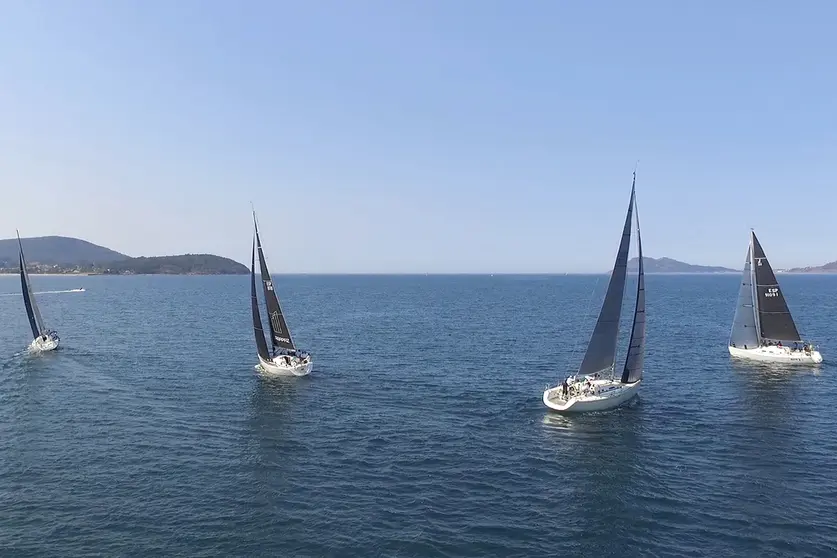 Cruce de proas en la salida de la Regata Mar de Finisterre en Portosín, un momento de máxima tensión y pericia para las tripulaciones.