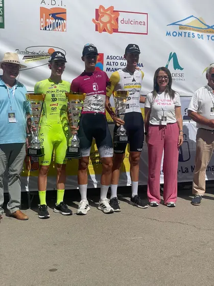 Miguel Domínguez (centro), ciclista del Vigo-Rías Baixas, celebra su segundo puesto en la general de la Vuelta a Castilla-La Mancha Leader junto a su equipo.
