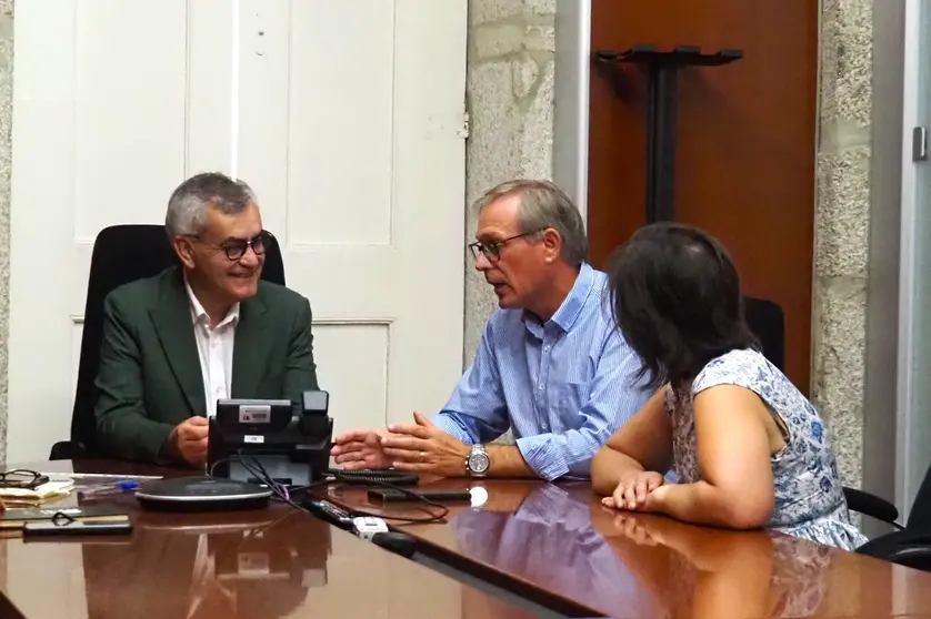 O presidente da Câmara Municipal de Arcos de Valdevez, Olegário Gonçalves, e o coordenador da Unidade de Intervenção Local do ICAD, Augusto de Queirós Martins, no momento da assinatura do protocolo para a prevenção de comportamentos aditivos.