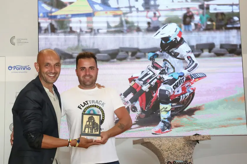 O alcalde do Porriño, Alejandro Lorenzo, felicita a Tony Pérez Martínez polo seu gran logro no Campionato Nacional de Flat Track 2025 en Portugal. O piloto de Pontellas pon o nome do concello no cumio do motociclismo.