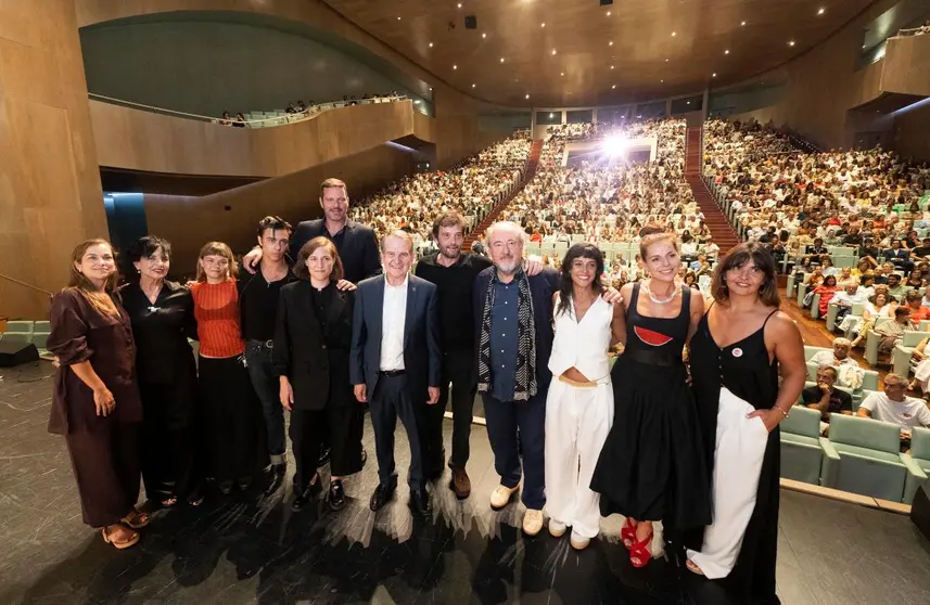 El conselleiro de Cultura, Lingua e Xuventude acompañó el equipo de la película en la primera de las tres "premiéres" antes de su llegada a las salas de cine el 5 de septiembre.