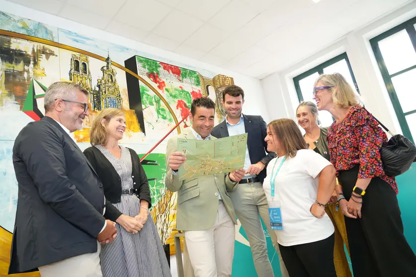 El presidente de la Diputación de Pontevedra, Luis López, junto a la diputada de Turismo, Nava Castro, y el alcalde de A Estrada, Gonzalo Louzao, durante la presentación de la nueva imagen de la Oficina de Turismo Rías Baixas del municipio.