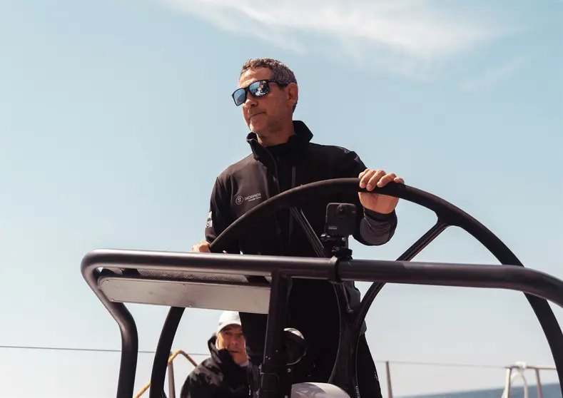 La leyenda de la vela Fernando Echávarri, galardonado con el Premio Nacional Terras Gauda, a la caña. El regatista recibirá el reconocimiento el 6 de septiembre en Baiona por su exitosa trayectoria, que incluye un oro olímpico.