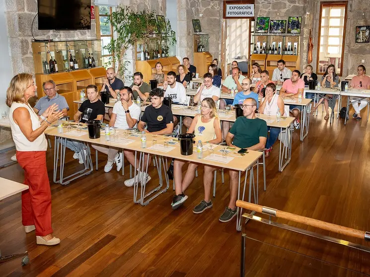 Los asistentes a la Festa do Viño do Condado do Tea descubren los secretos de los vinos de la subzona en una cata comentada, guiada por una enóloga experta.