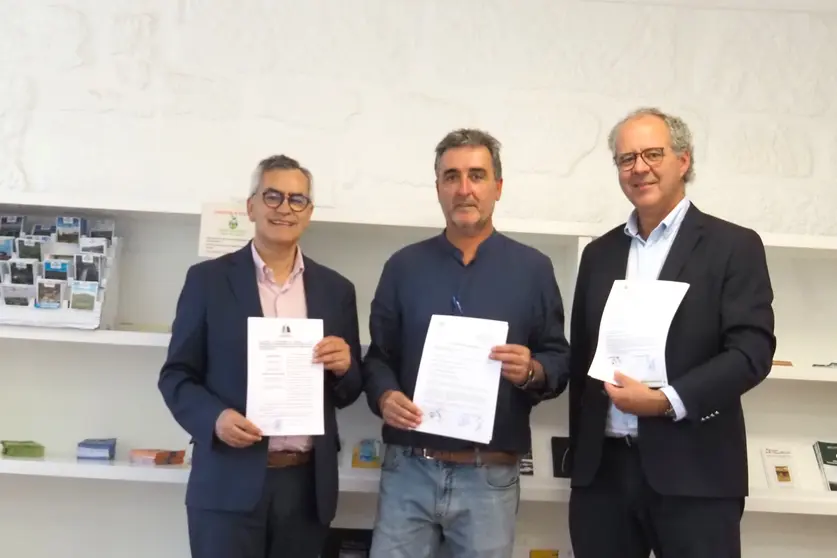 De izquierda a derecha, los alcaldes de Arcos de Valdevez, Lobios y Entrimo, tras la firma de las actas de inspección fronteriza que renuevan el reconocimiento de los límites establecidos en 1864.