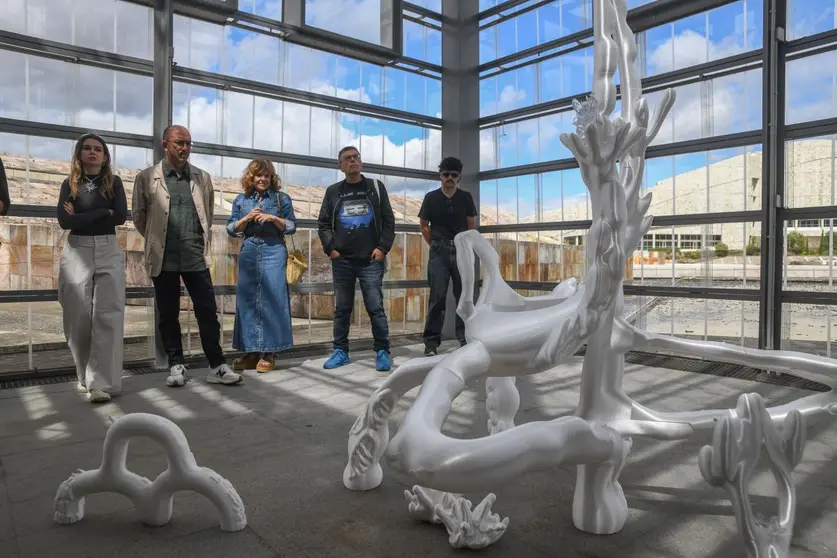 `Phygital land, traducciones de lo físico a lo virtual´ combina proyecciones y esculturas impresas en 3D para crear representaciones en las que el fallo en la captura de datos y la visión imperfecta de la tecnología se convierten en parte de la obra.