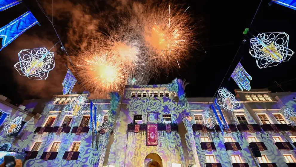 La fachada del Ayuntamiento Elche en las pasadas fiestas de agosto.