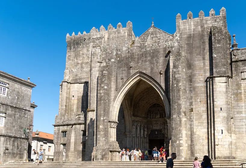 Fachada principal de la Catedral de Tui, una de las joyas del románico y gótico gallego, que celebrará el 800 aniversario de su consagración a partir del 30 de noviembre de 2025.