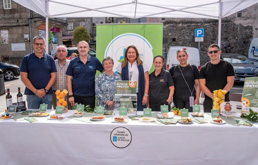 La delegada territorial de la Xunta en Vigo, Ana Ortiz, junto a los organizadores y hosteleros en la presentación de la XII Ruta de Pinchos de Teis, que se celebrará del 19 de agosto al 14 de septiembre.