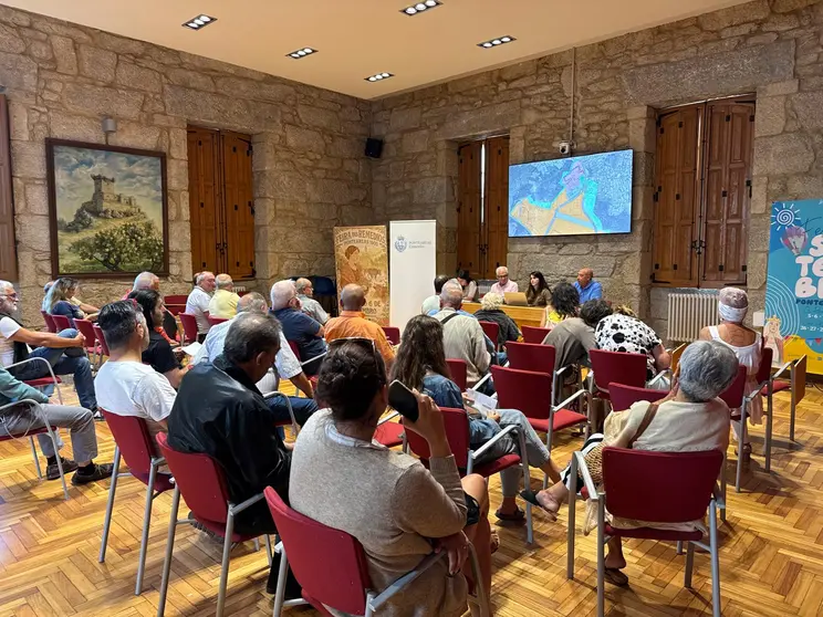 Un grupo de empresarios y propietarios de suelo asistieron a la reunión informativa sobre el plan urbanístico de A Lomba, un proyecto que pone fin a años de bloqueo y promete revitalizar la zona industrial de Ponteareas.