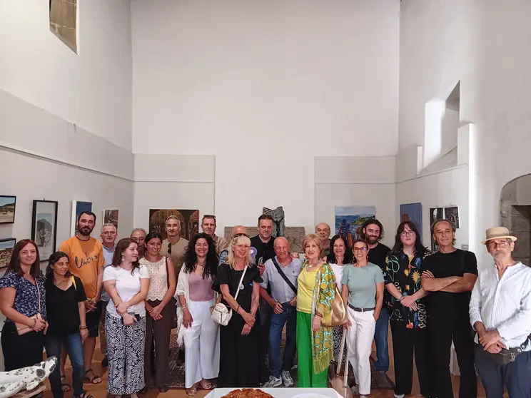 Artistas y visitantes se congregan en la inauguración de la novena edición de 'Bo Camiño' en la Capela da Madanela, un espacio histórico que acoge una muestra que explora la esencia del Camino de Santiago a través del arte.