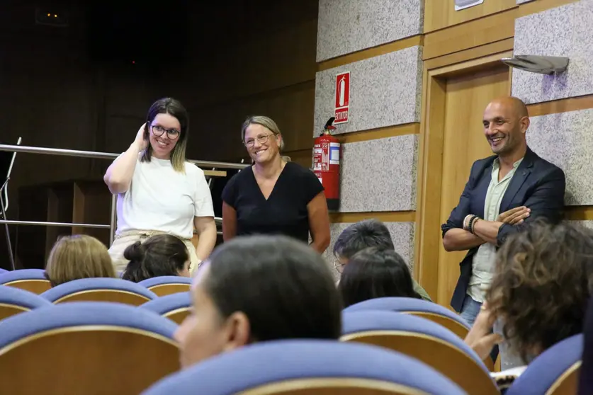 El alcalde de O Porriño, Alejandro Lorenzo, y las concejalas de Comercio y Mercado, junto a un nutrido grupo de comerciantes, en la reunión para organizar la "Noite Aberta" que dinamizará el sector durante las fiestas locales.