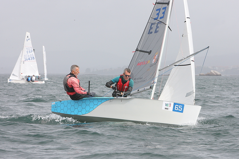 Pablo Cabello y Óscar Romero, líderes de la competición, navegan con destreza en la ría de Arousa durante la primera jornada de la Copa de España de Vaurien. © JUAN CABALLERO.