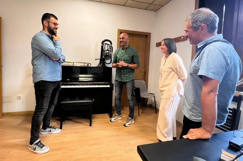 O alcalde, Alejandro Lorenzo, xunto a outros representantes docentres, durante unha visita á Escola Municipal de Música para dar a benvida a un novo curso.