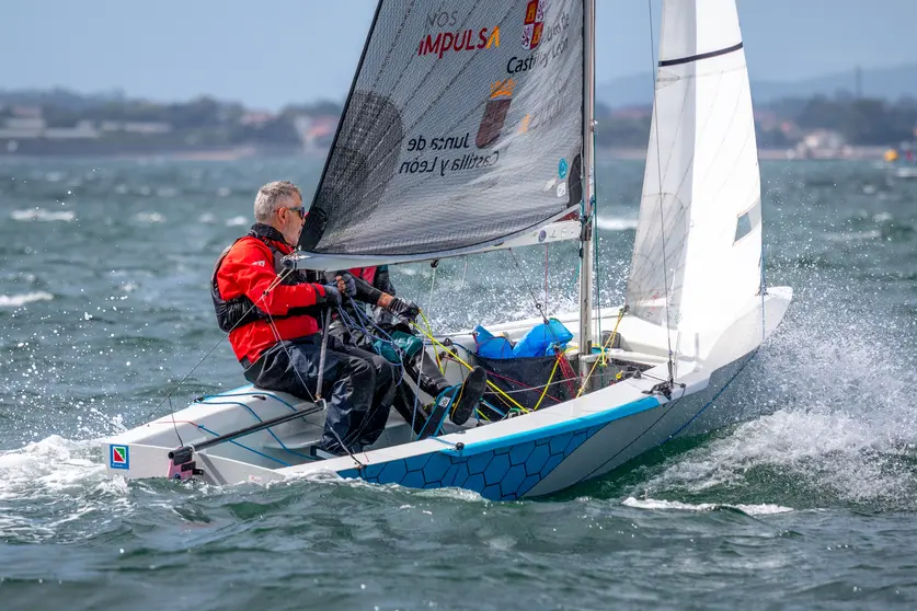ablo Cabello y Óscar Romero, líderes de la clasificación general, navegan en la ría de Arousa durante la Copa de España de Vaurien.