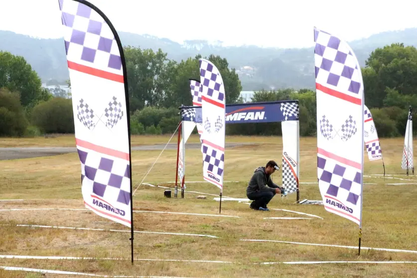 En el campo de vuelo de Quintela, los participantes del Campeonato de España de Drons de Carreiras se preparan para competir, con las banderolas marcando el circuito.