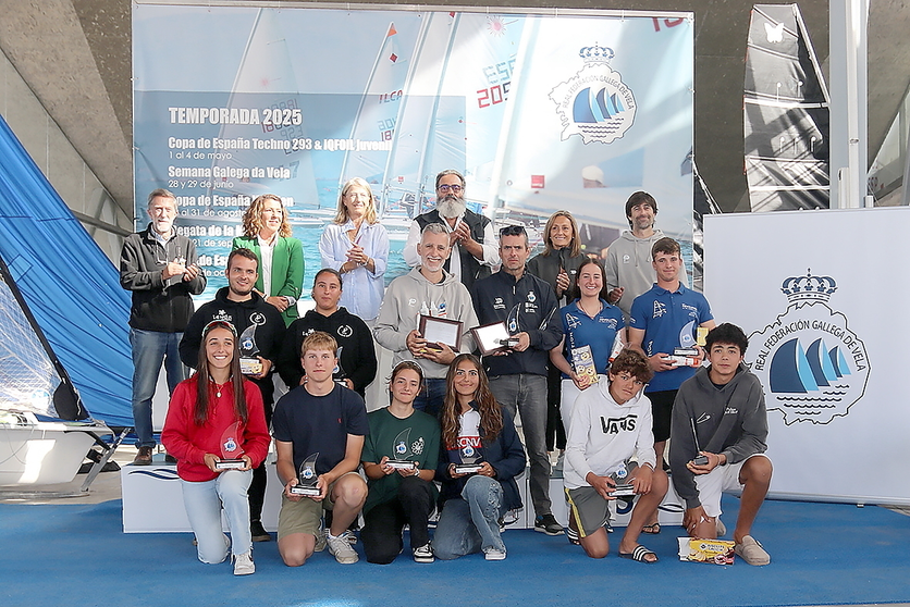 Los campeones de las distintas categorías de la Copa de España de Vaurien posan con sus trofeos tras una disputada competición en la ría de Arousa.