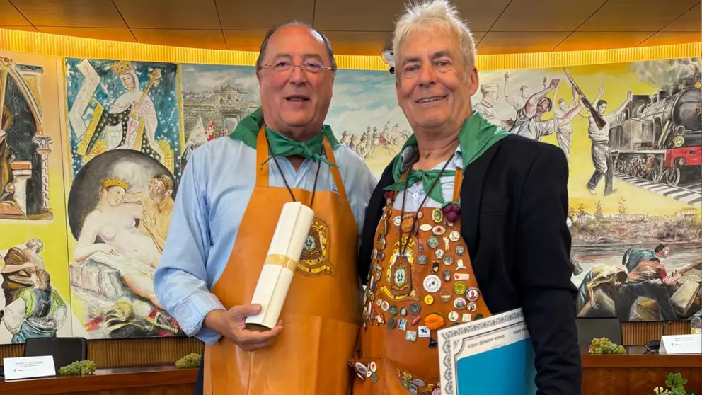 Carlos Moro, presidente de Bodegas Familiares Matarromera, junto al Gran Maestre de la Cofradía do Viño do Condado, tras ser nombrado Cofrade Numerario.
