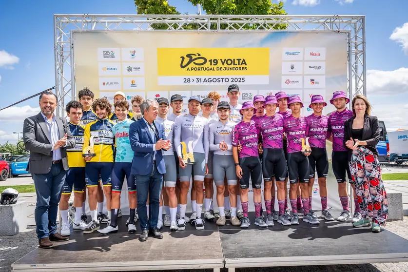 El equipo Picusa Academy celebra su victoria en la clasificación por equipos de la Volta a Portugal Júnior.