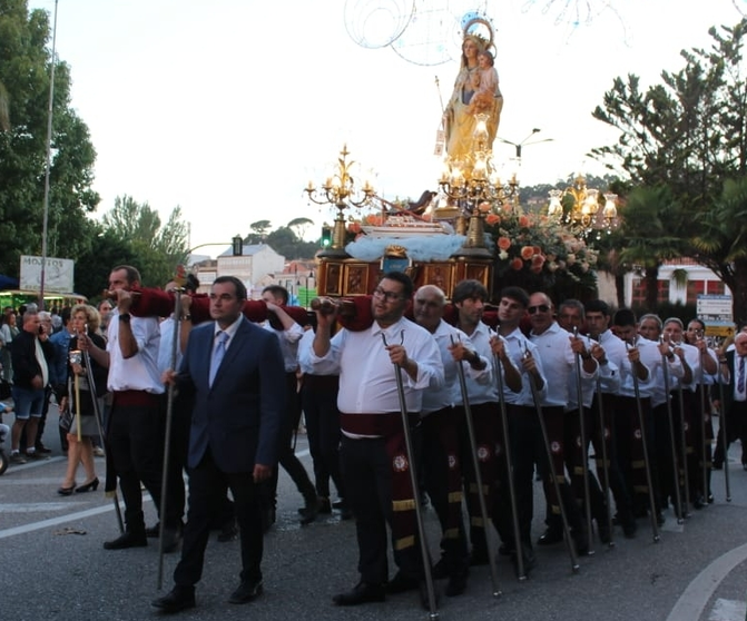 Con las raíces ancladas en el mar, Cangas celebra con fervor su devoción a la Virgen del Carmen, en una procesión que une a marineros y vecinos.