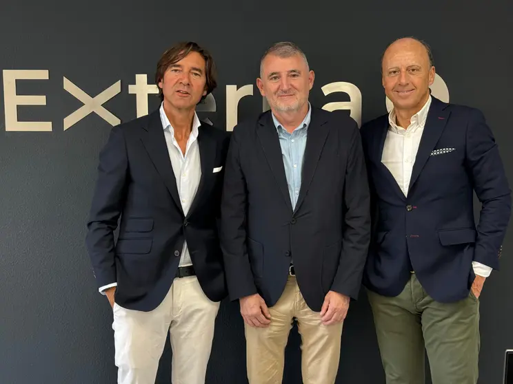 La apertura oficial de la nueva delegación de Externa en Zaragoza. En la imagen, el director para Aragón, Fernando J. Duce, junto a su equipo de coordinación, que estará al frente de este hito de expansión de la empresa en un punto estratégico nacional.