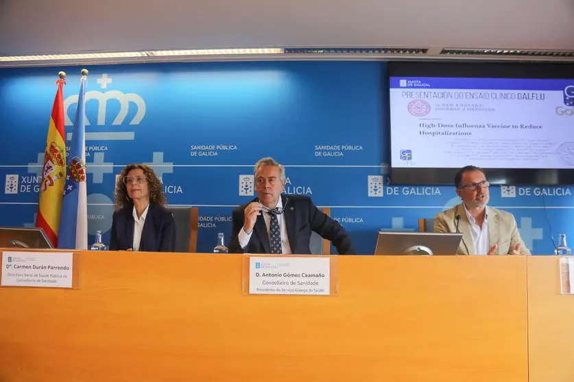 El conselleiro de Sanidade, Antonio Gómez Caamaño, junto con la directora general de Salud Pública, Carmen Durán, y el investigador Federico Martinón, presentó los resultados del ensayo clínico.