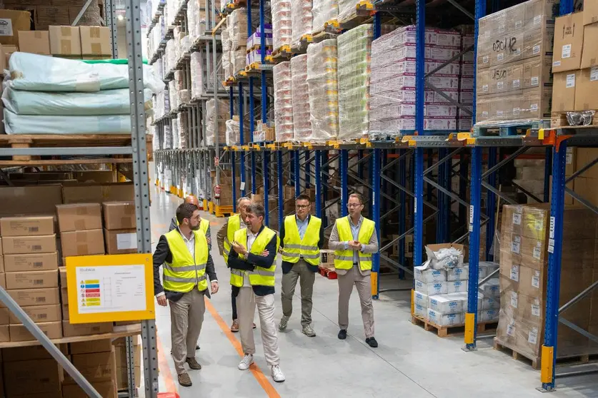 El conselleiro José González (izquierda), acompañado por el secretario general de Empleo, visita la nave de la empresa Distribuciones Rivas para conocer de primera mano el programa de Primera Experiencia Profesional.