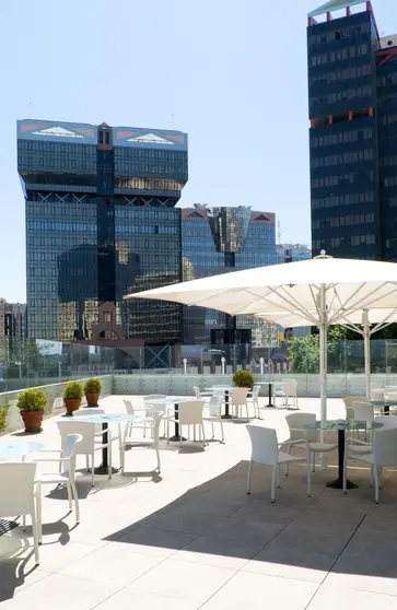 La imponente fachada del histórico Dom Pedro Lisboa, ahora parte de Radisson Individuals, se alza en el exclusivo barrio de Amoreiras, ofreciendo vistas privilegiadas de la ciudad y el río Tajo.