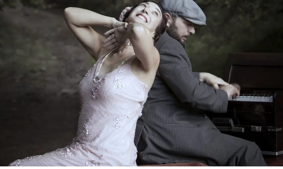 El dúo 2naFronteira, con la voz de Carmen Penim y el piano de Maurizio Polsinelli, crea una atmósfera mágica a la luz de las velas, llevando al público de Tui en un viaje musical a través de la cultura sefardí.