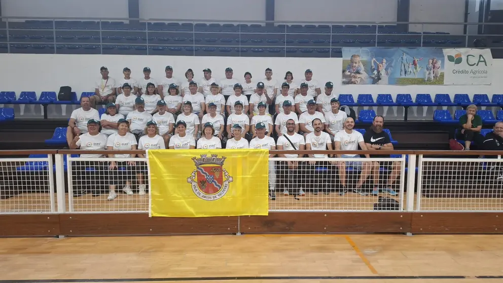 Equipa de Arcos de Valdevez! Os participantes seniores e os seus professores posam orgulhosos nas Olimpíadas Distritais "Olympics4All", celebrando o desporto e o envelhecimento ativo.