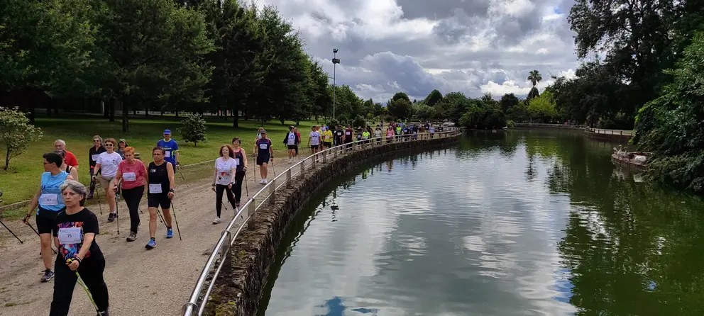Competidores de marcha nórdica se preparan para el Campeonato y Copa Xunta de Galicia en el pintoresco parque de A Canuda en Salvaterra de Miño. ARCHIVO.