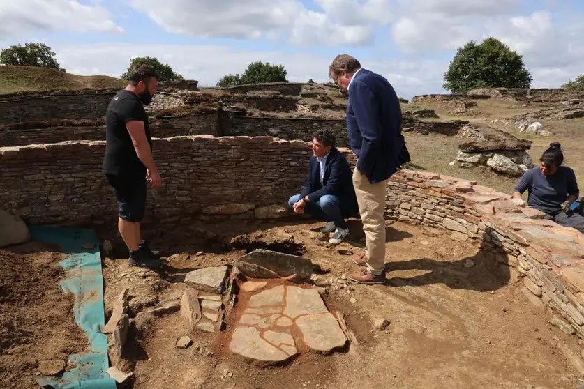 El delegado territorial de la Xunta, Javier Arias, visitó este espacio para conocer el resultado de la intervención, impulsada por la Consellería de Cultura, Lingua e Xuventude.
