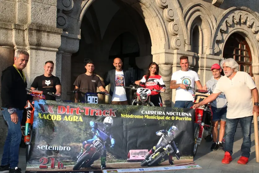 El alcalde Alejandro Lorenzo y el concejal de Deportes, Abel Estévez, junto a miembros del Moto Club Papaya y pilotos, durante la presentación del XX Dirt-Track Xacob Agra.