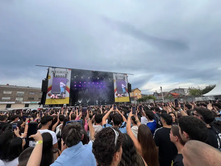 Miles de personas llenan el aparcamiento de la calle Progreso en O Porriño para la única parada gallega del Negrita Music Festival