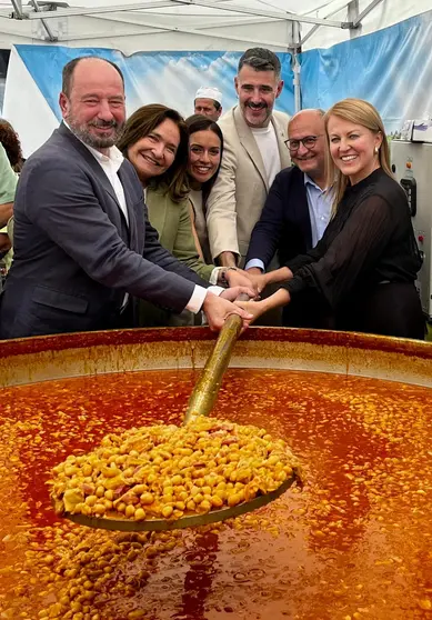 El director de Turismo de Galicia, Xosé Merelles, la delegada de la Xunta en Vigo, Ana Ortiz, y el humorista David Amor, la alcaldesa de Salceda junto a otras autoridades, participaron en la 31ª Fiesta de los Callos de Salceda de Caselas, una celebración que combina gastronomía y cultura para impulsar el turismo local.