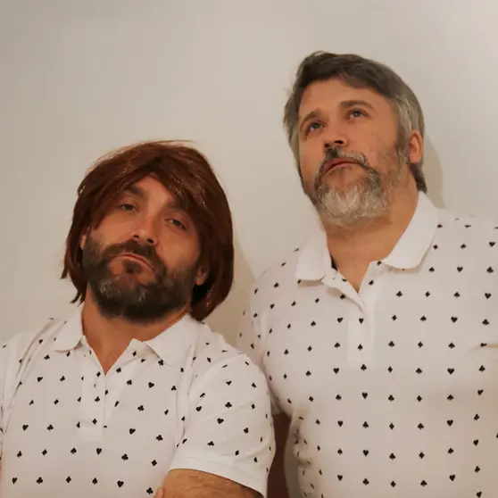 ¡Risueños y no tan "tristes"! El dúo cómico de Federico Pérez y Marcos Pereiro amenizó la tarde con su show en la Praza do Arquitecto Antonio Palacios.