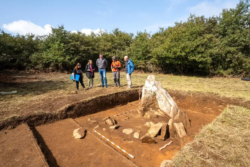 Arqueólogos trabajan en las Mámoas de las Xunqueiras, un yacimiento megalítico en el campus de la Universidad de Vigo, en un proyecto de la Xunta de Galicia para investigar y poner en valor el patrimonio cultural de la región.