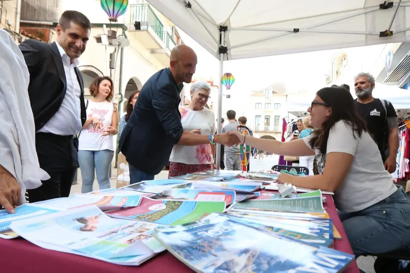 El alcalde, Alejandro Lorenzo, visita uno de los puestos.
