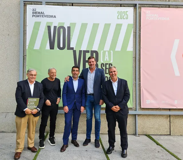 De Izquierda a derecha: Alberto Barciela, el comisario de la Bienal, Antón Castro,  el presidente de la Diputación de Pontevedra, Luis López Diéguez, el conselleiro de Cultura de la Xunta de Galicia, José López Campos, y al vicepresidente del organismo provincial , Rafael Domínguez.