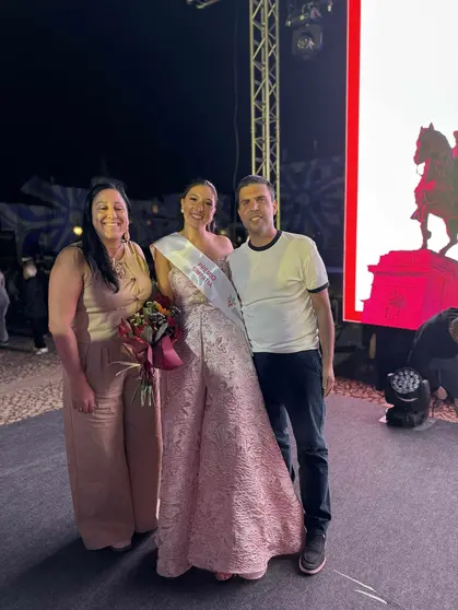 Matilde Ribeiro, Rainha das Vindimas de Arcos de Valdevez, ladeada pela sua comitiva.