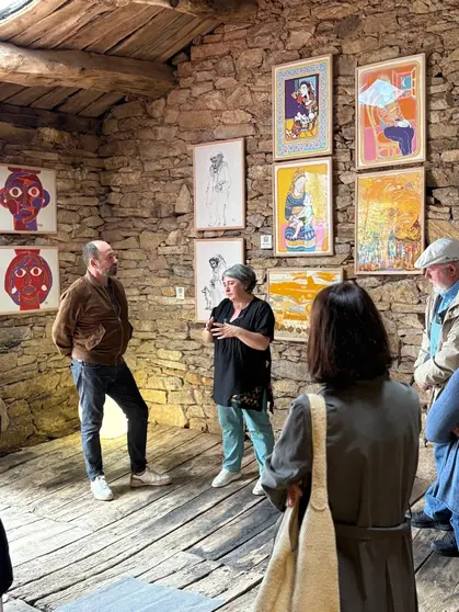 Xosé Merelles, director de Turismo de Galicia, durante su visita a la exposición "VigoMuras Serigrafía Galega 1971" en A Aldea das Aguias.