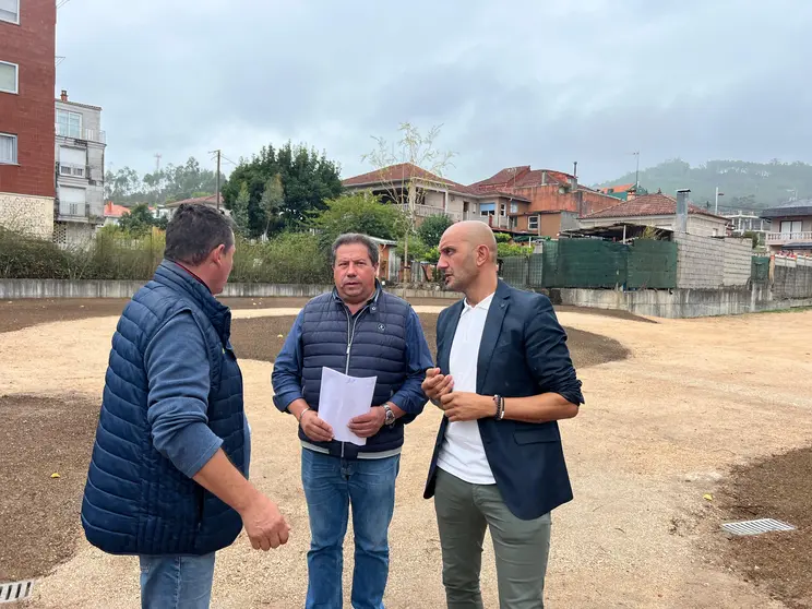 El alcalde de O Porriño, acompañado de técnicos municipales, supervisa los trabajos en el parque para animales de la Avenida de Galicia.